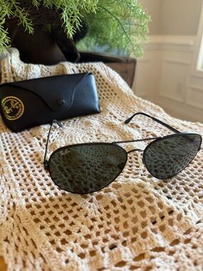 Ray-Ban Aviator Sunglasses - Black Frames with Green Lenses